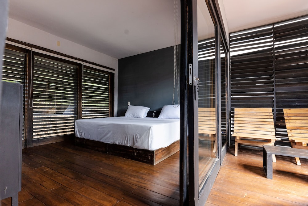Economy Room, Private Bathroom, Partial Ocean View photo 2