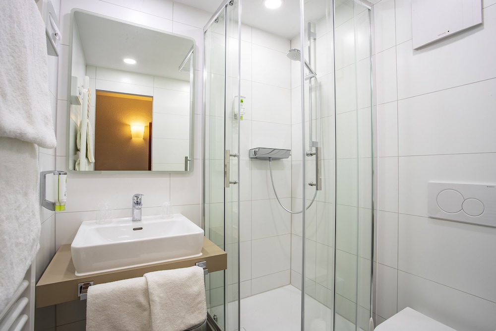 Standard Double Room - Photo 8