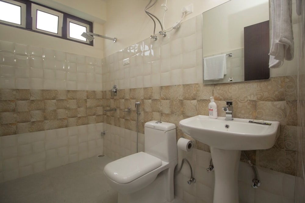 Deluxe Room, 1 King Bed, Smoking photo 3