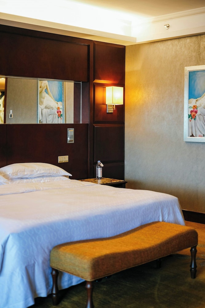 Panoramic Studio Suite, 1 King Bed - Photo 9