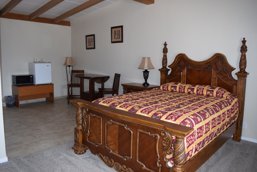 Standard Room, 1 King Bed photo 3