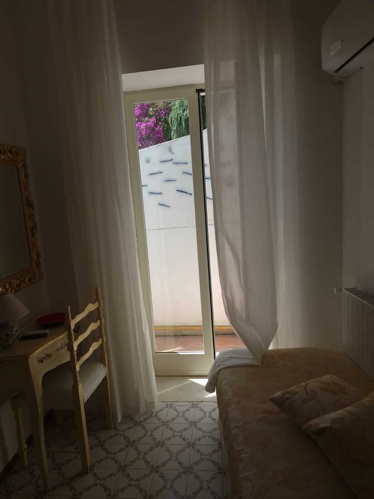 Basic Triple Room No View - Photo 3
