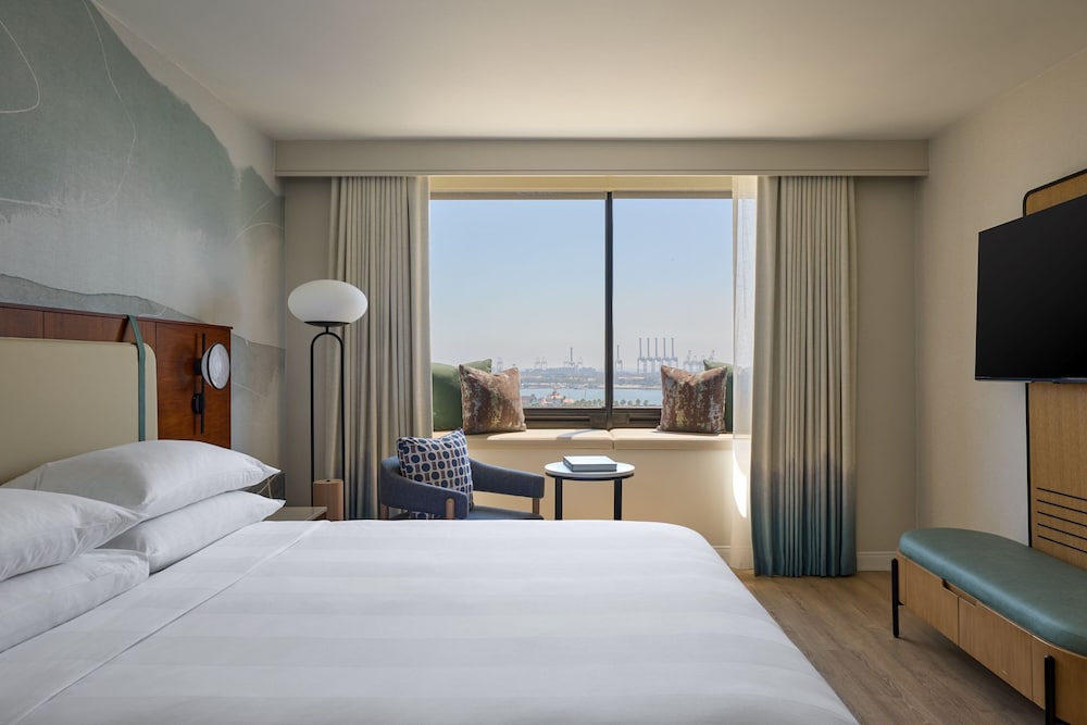 Club Room, 1 King Bed, Harbor View (Mobility Accessible, Roll-in Shower)