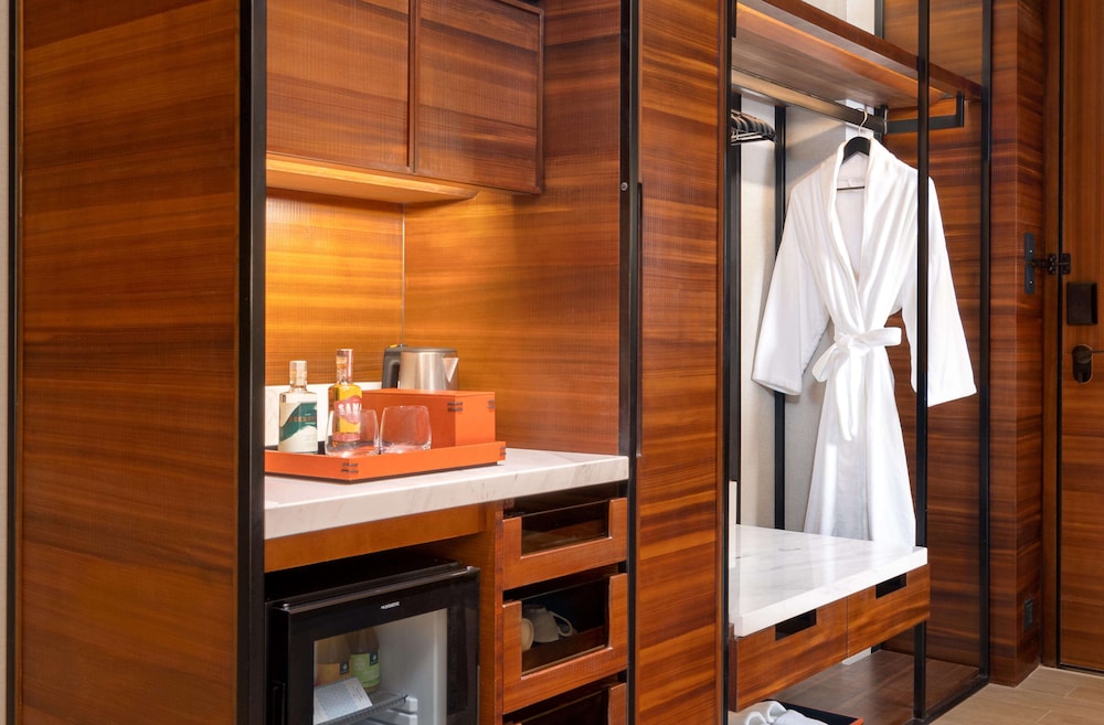 Club Room, 1 King Bed (Deluxe) - Photo 3