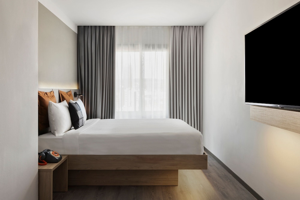 Room, 1 Queen Bed, Balcony thumbnail 5
