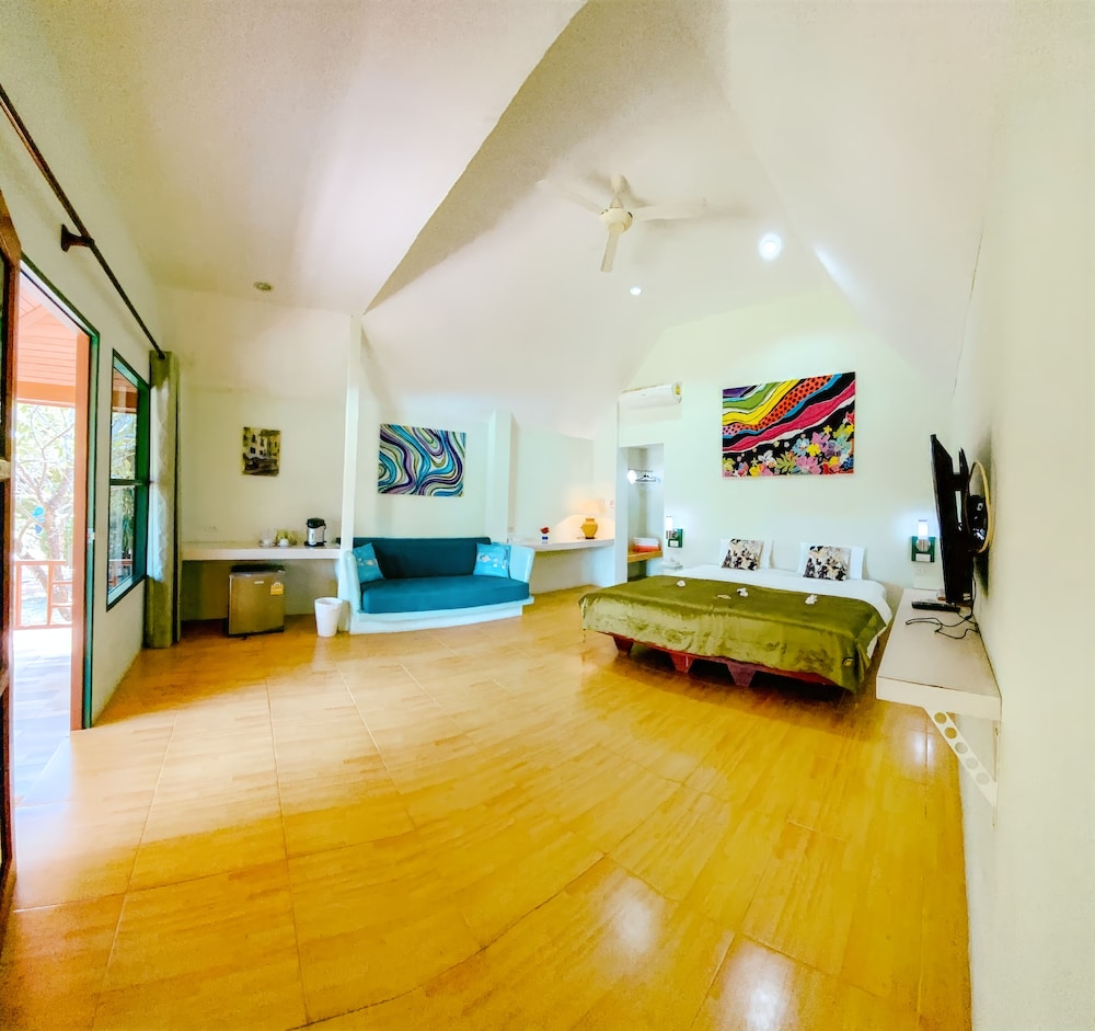 Deluxe Duplex Garden Bungalow photo 3