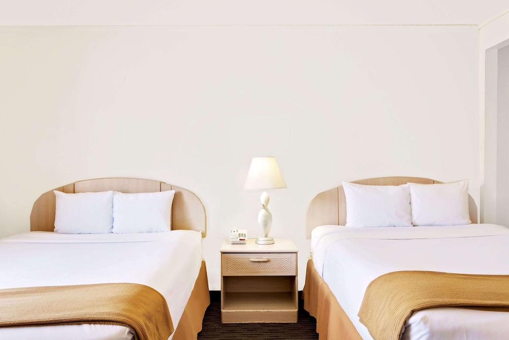 Room, 2 Queen Beds - Photo 3