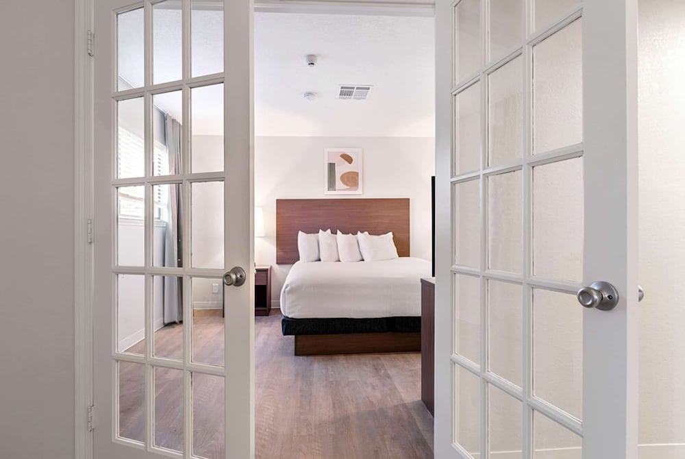 Suite, 1 Bedroom - Photo 5