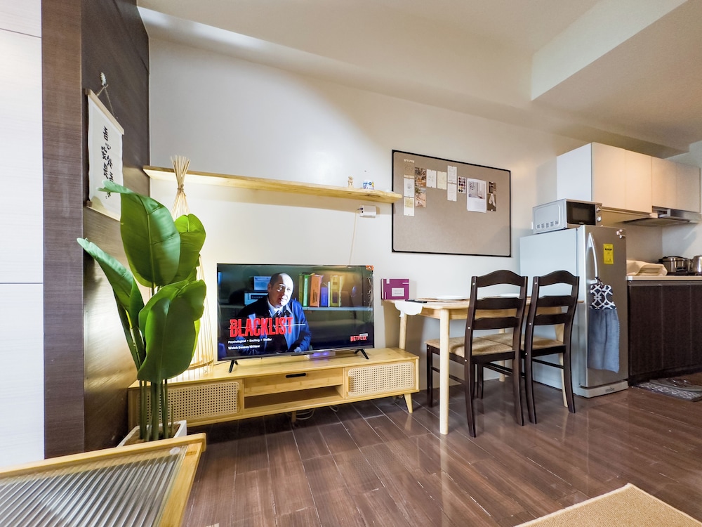 Exclusive Condo, Multiple Beds, Refrigerator & Microwave photo 3