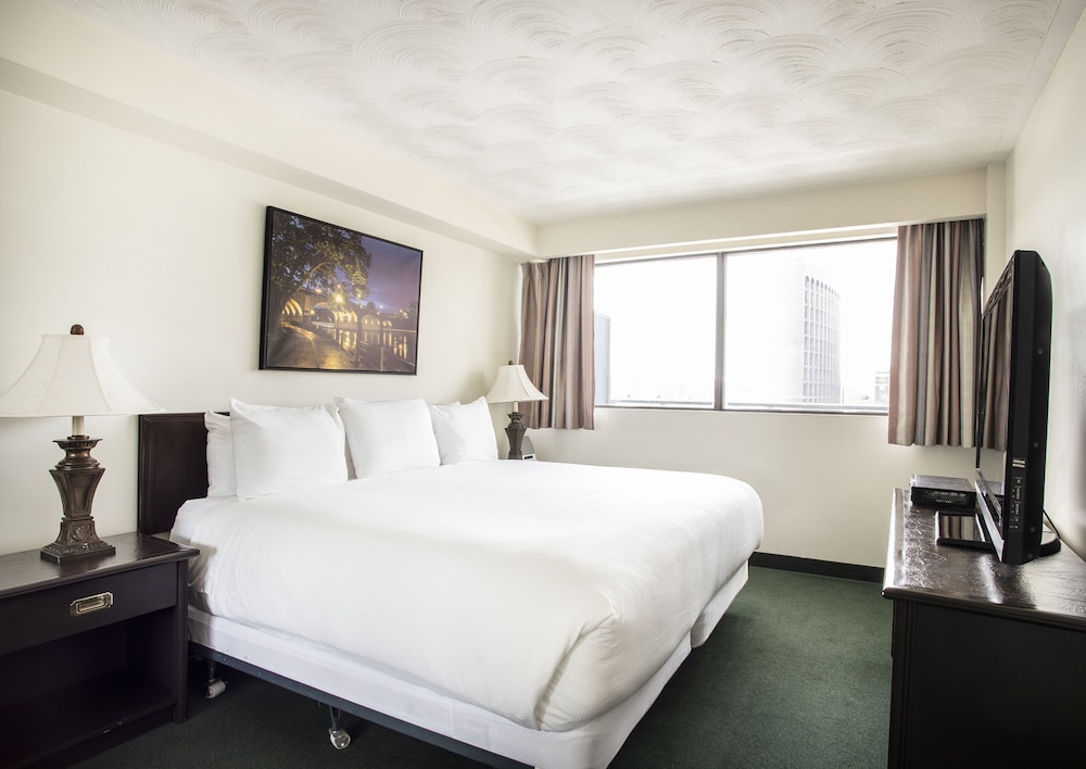 Signature Suite, 1 Queen/King Bed, 1 Queen Sofa Bed - Photo 1