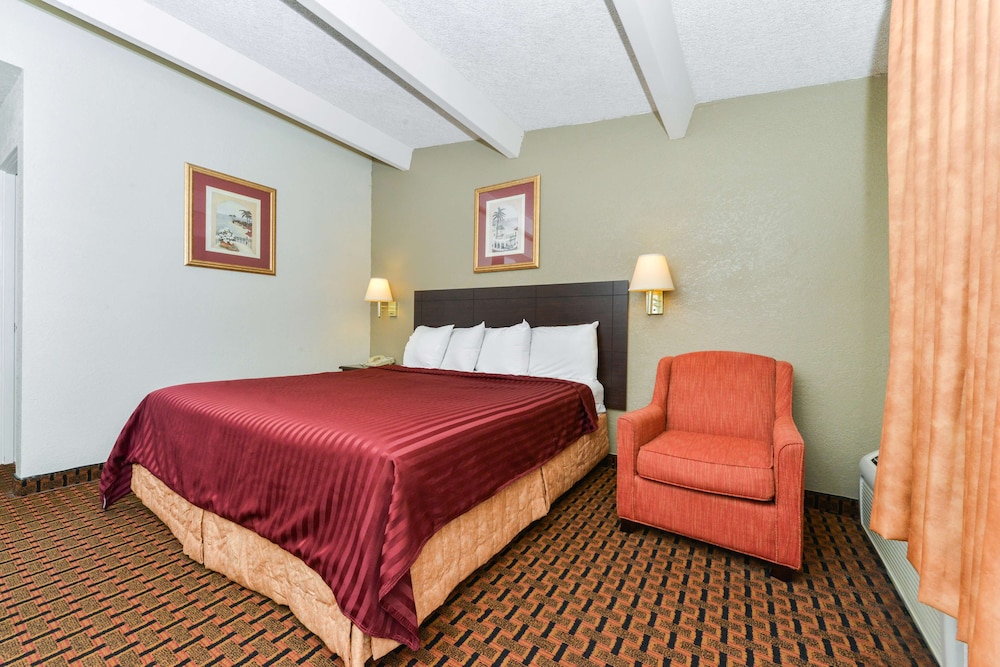 Room, 1 King Bed, Non Smoking - Photo 2