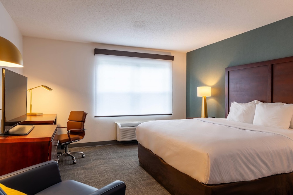 Standard Room, 1 Queen Bed, Non Smoking - Photo 1