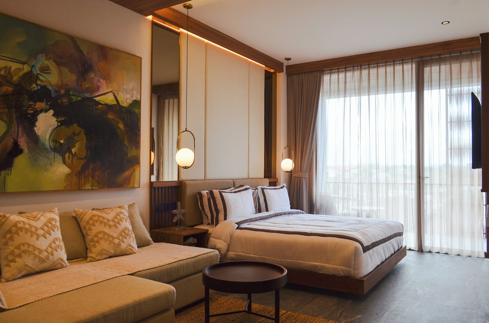 Comfort Studio, 1 King Bed, Pool View