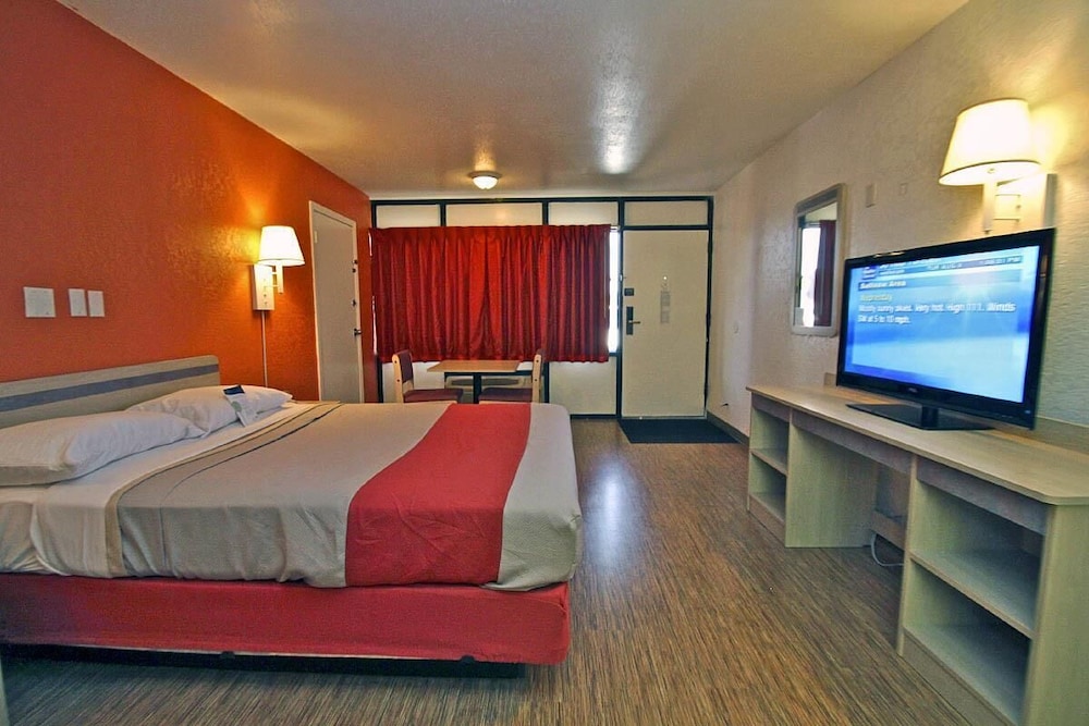Standard Room, 1 King Bed, Accessible, Non Smoking photo 1