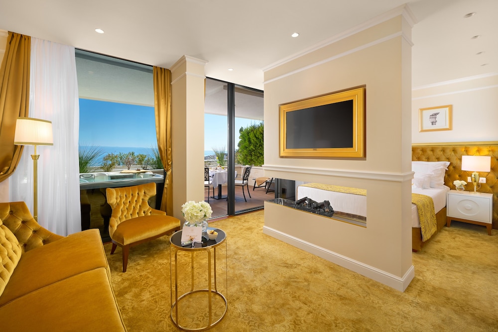 Deluxe suite (Sea front, Balcony, Jacuzzi) - Photo 2