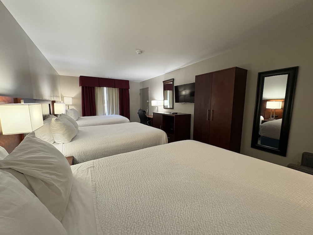 Room (3 Queen Beds Smoking) - Photo 1