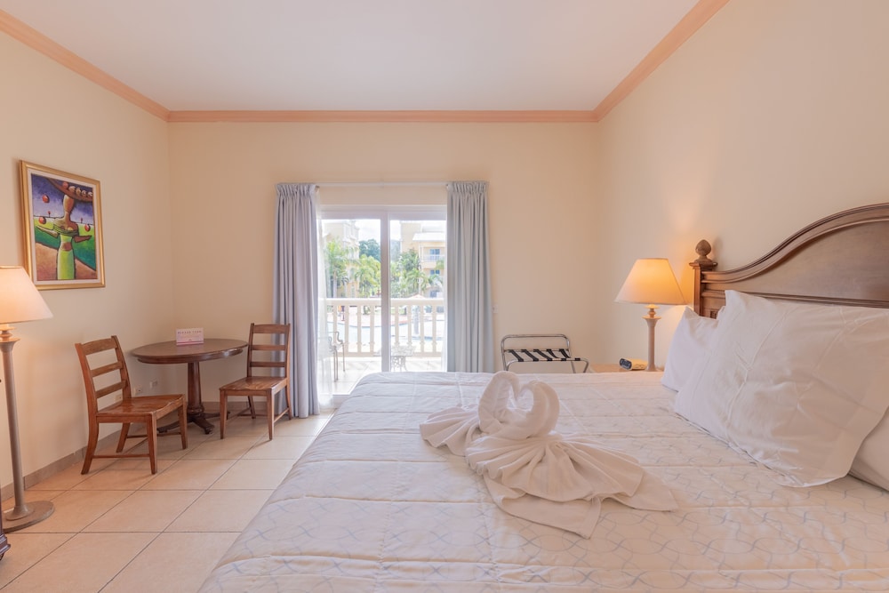 Standard Room, 2 Queen Beds, Pool View photo 3