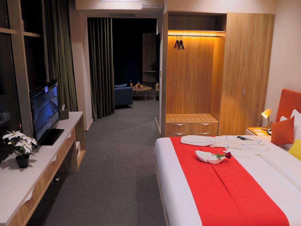 Junior Suite, 1 Queen Bed with Sofa bed