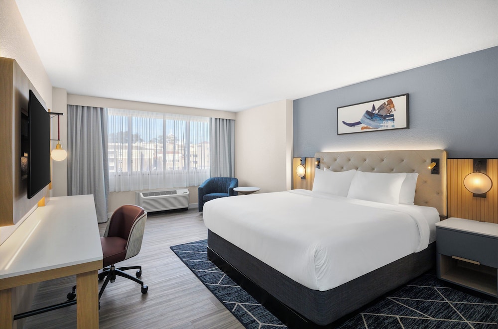 Suite, 1 Bedroom, Roll-in Shower (Communication, Mobility) - Photo 2