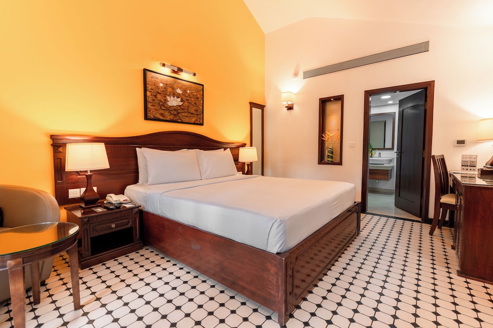 Executive Villa, 1 King Bed, Pool View - Photo 4