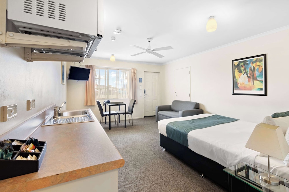 Deluxe Studio, 1 Queen Bed, Non Smoking, Kitchenette