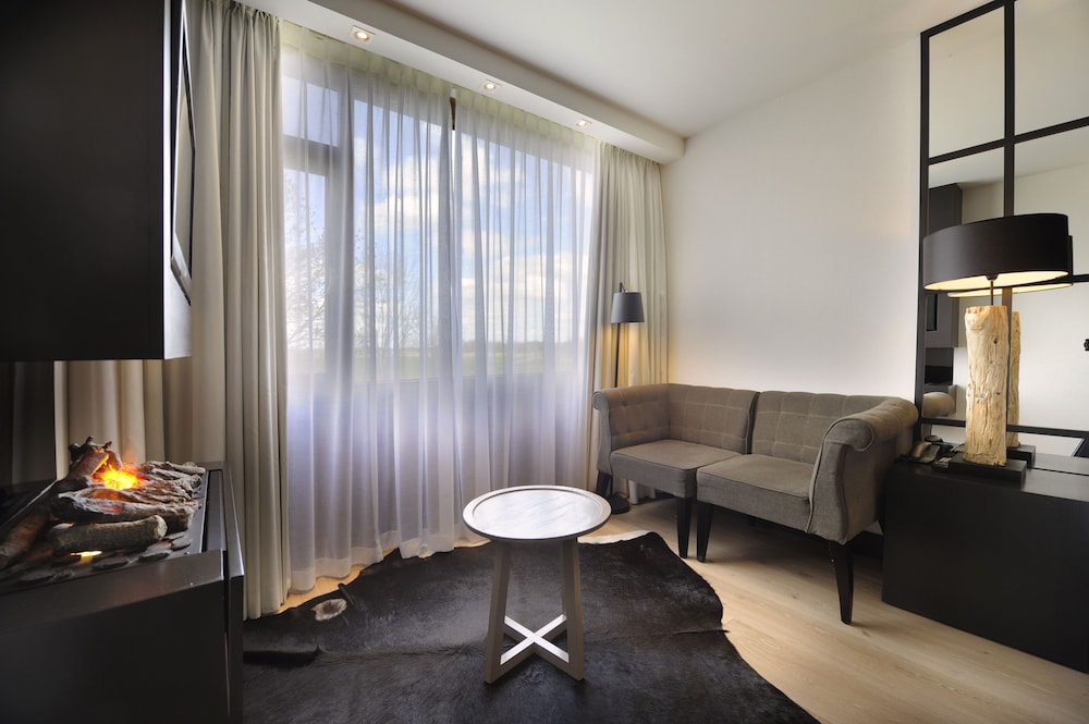 Comfort Room with Fireplace photo 3