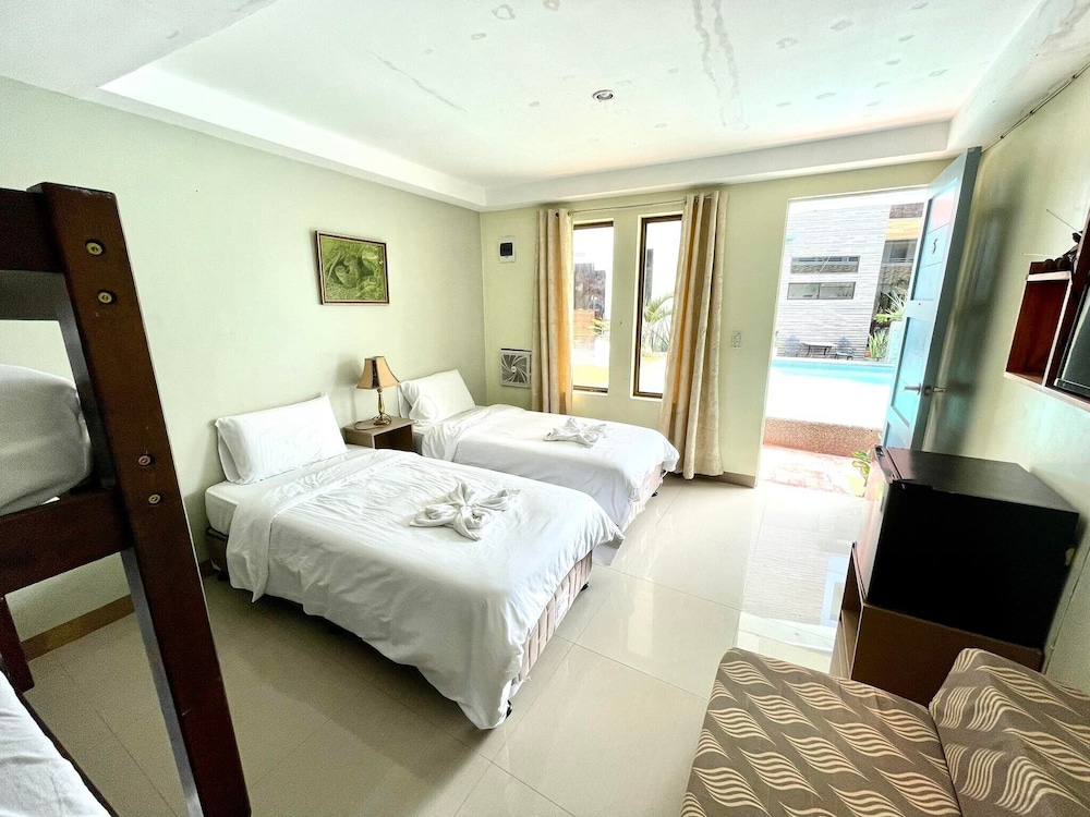 Standard Quadruple Room - Photo 11