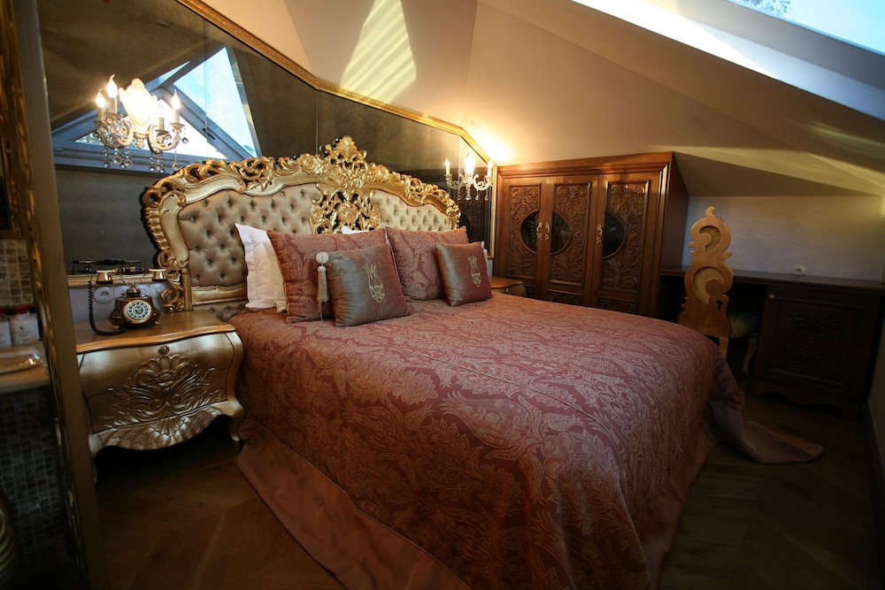 LUX KING - Honeymoon Room photo 1