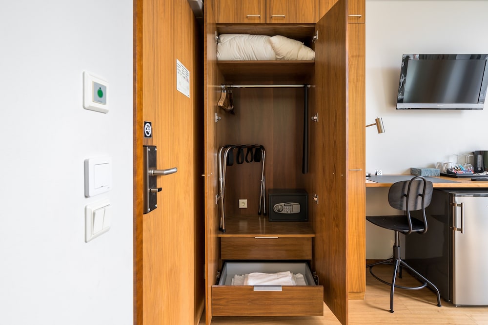 Standard Twin Room thumbnail 6