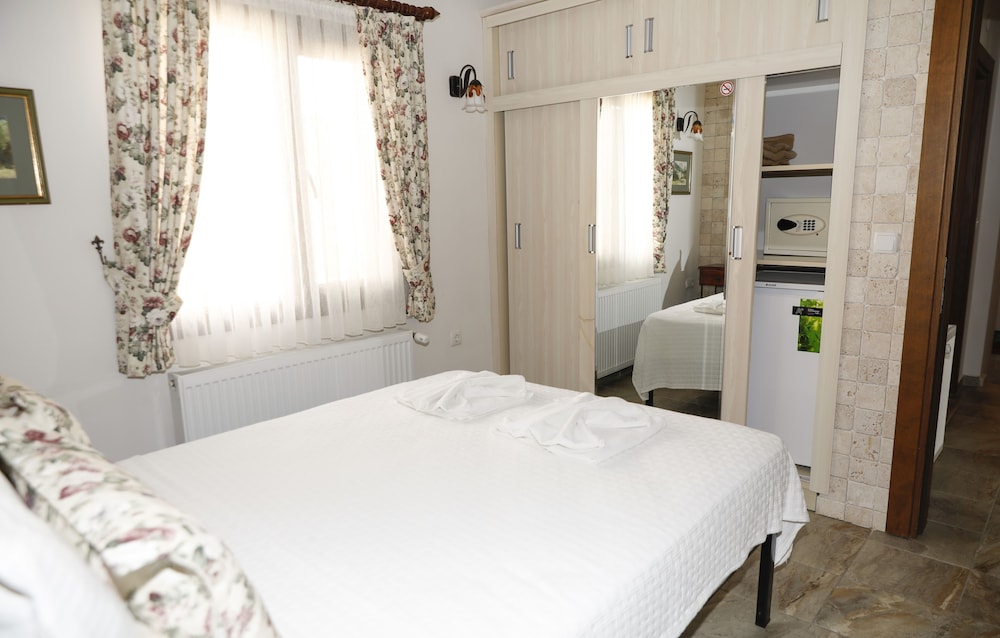 Basic Double Room photo 2