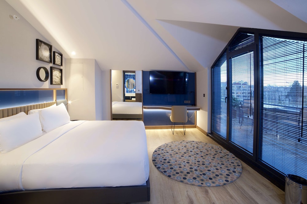 Room, 1 Queen Bed, Terrace thumbnail 5