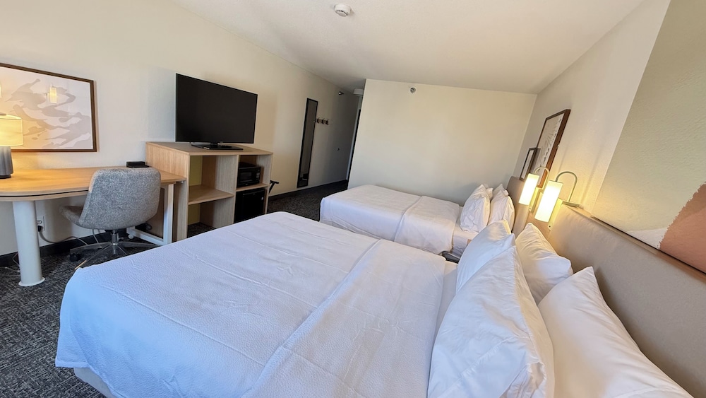 Room, 2 Queen Beds - Photo 7
