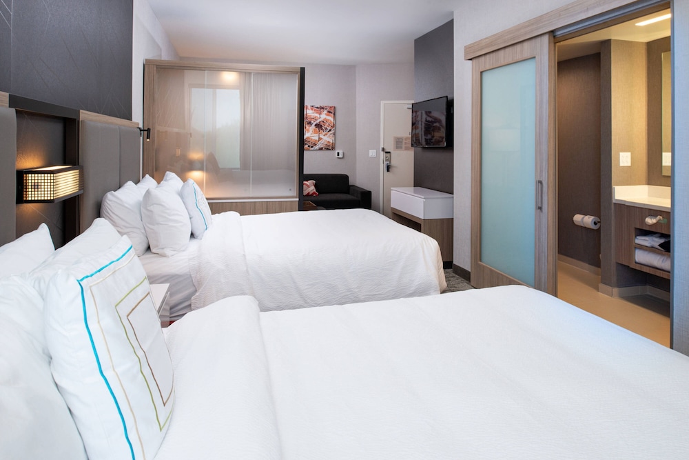 Suite, Multiple Beds - Photo 3