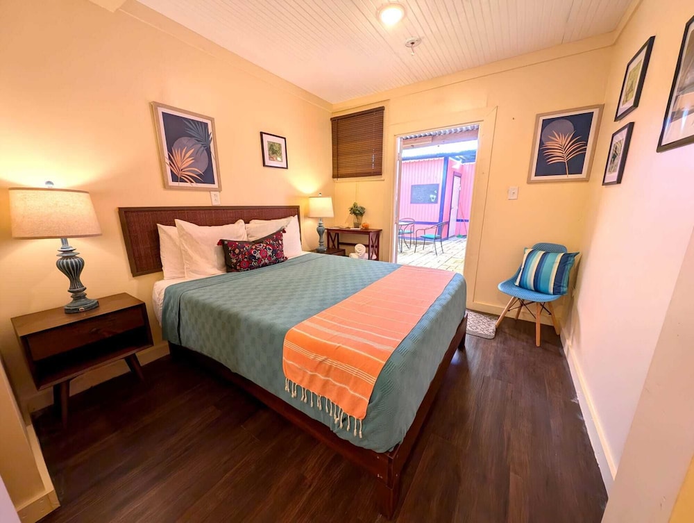 Economy Room, 1 Queen Bed photo 2