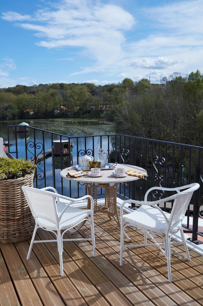 Superior Suite - Photo 7