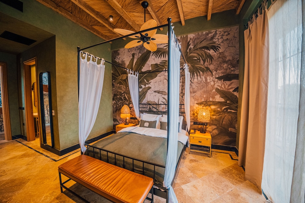 DELUXE ROOM WITH POOL VIEW - Photo 2