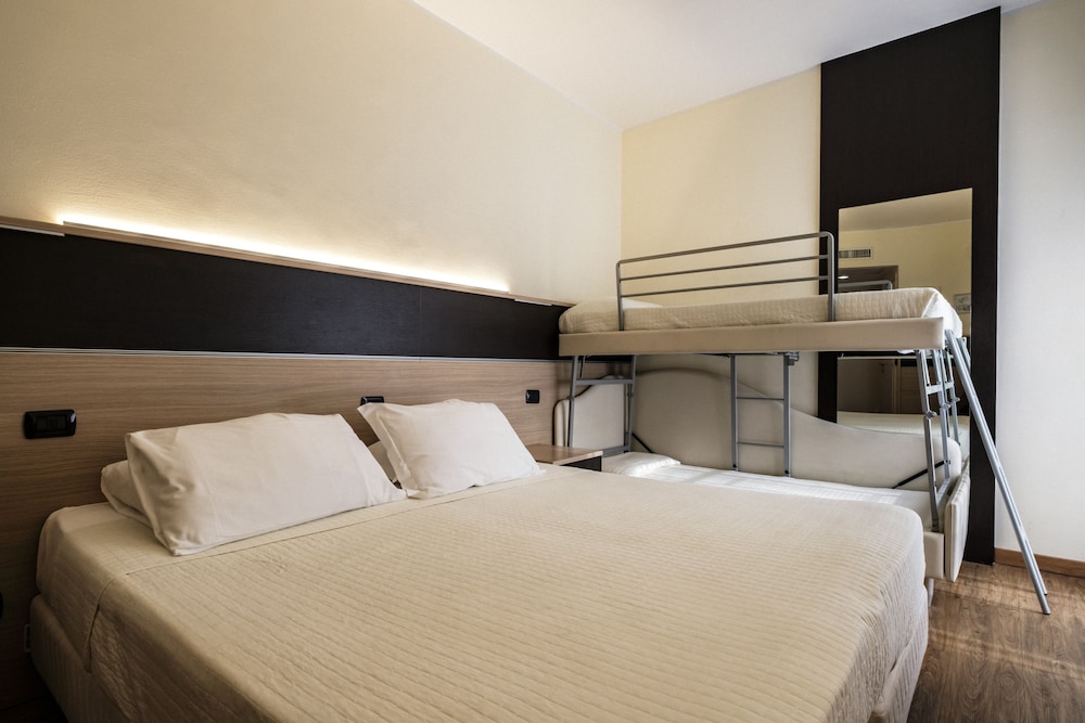 Quadruple Room - Photo 5