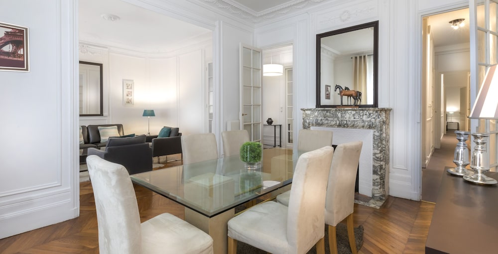 Classic Apartment, 3 Bedrooms, 2 Bathrooms photo 2