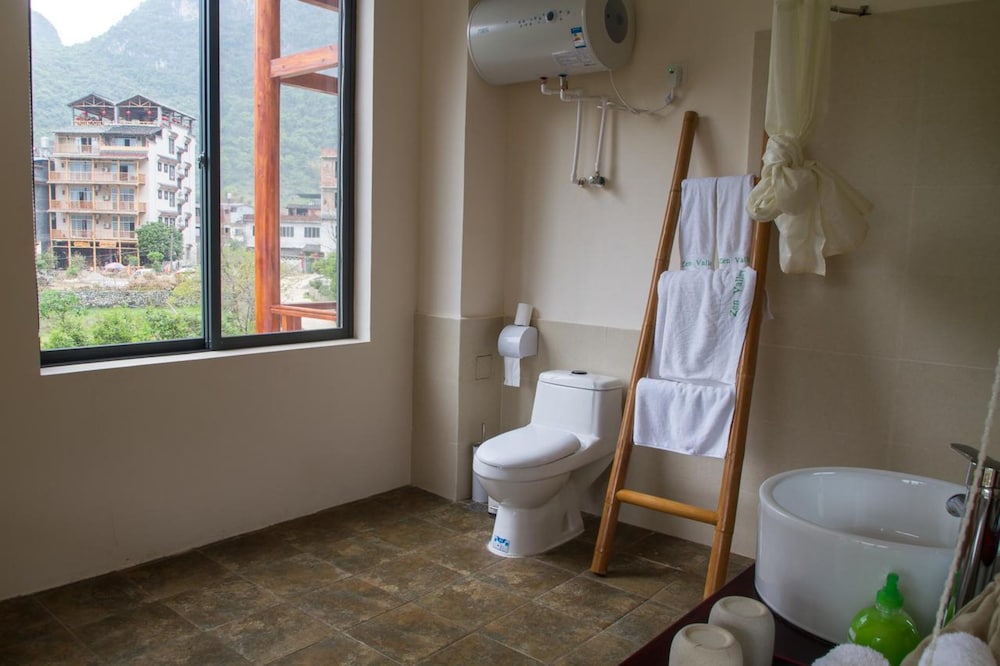 Mountain View King Suite With Balcony photo 2