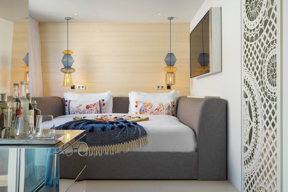 Premier Room, 1 King Bed, Balcony, City View (Balcony) thumbnail 5