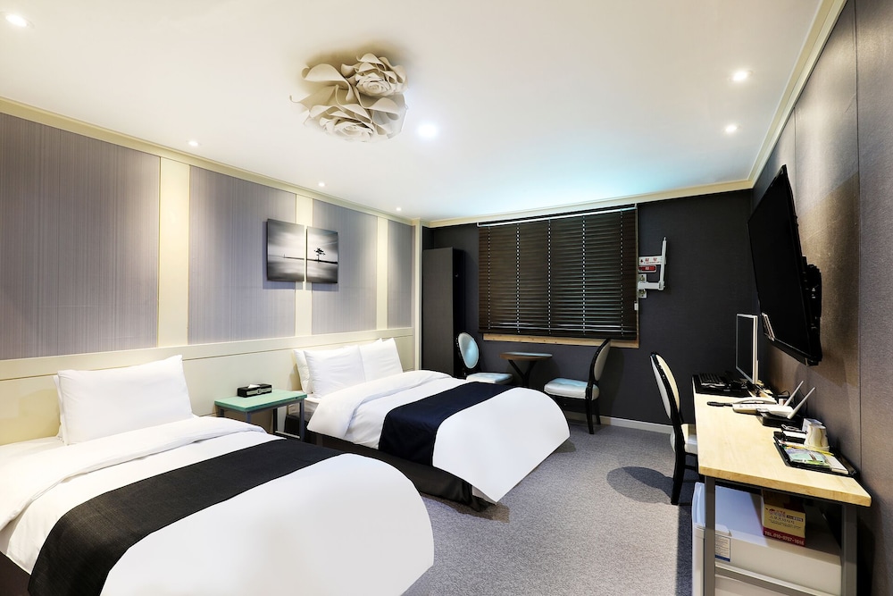 Deluxe Twin Room (Breakfast not provided on Monday) - Photo 6