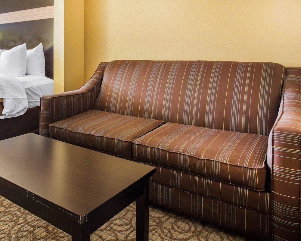 Suite, Multiple Beds, Non Smoking - Photo 8