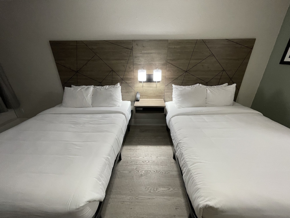 Standard Room, 2 Queen Beds, Non Smoking - Photo 2
