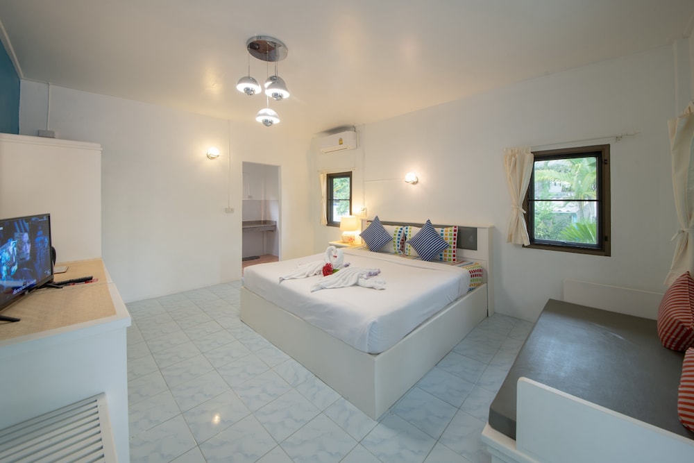 Beachfront Bungalow - Photo 2