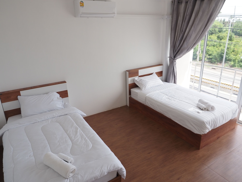 Basic Double or Twin Room, 2 Twin Beds, Shared Bathroom