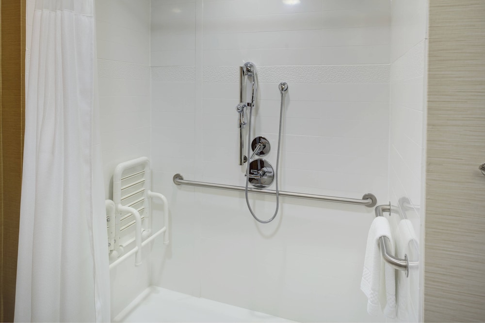 Room, 2 Queen Beds (Mobility/Hearing Accessible, Tub) photo 3