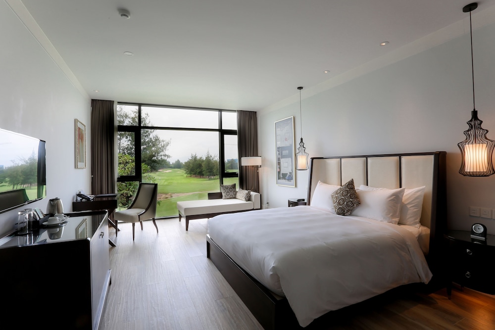 Deluxe Double Room, 1 King Bed, Balcony, Golf View