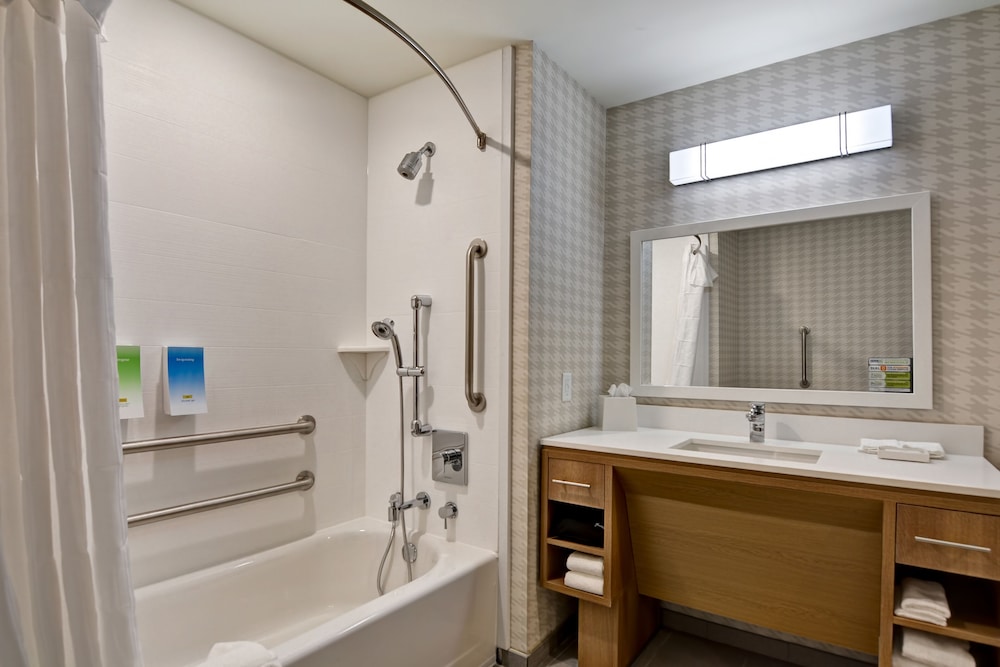 Suite, 1 King Bed, Accessible, Bathtub - Photo 11