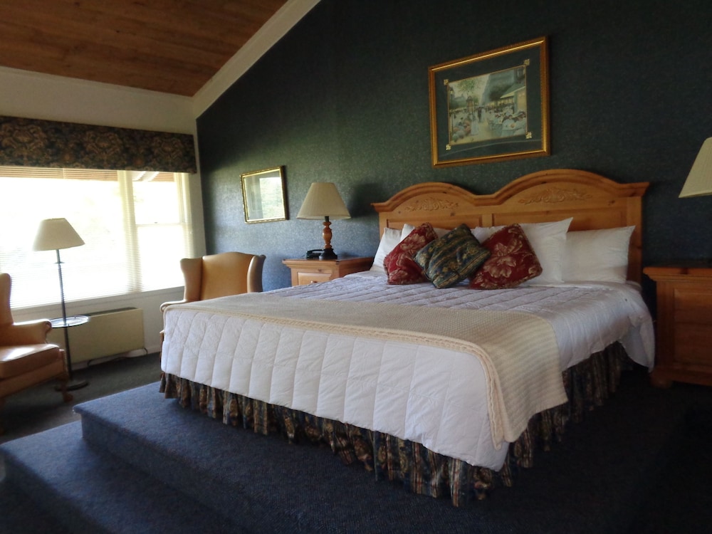 Suite, 1 King Bed, Jetted Tub, Mountain View photo 1