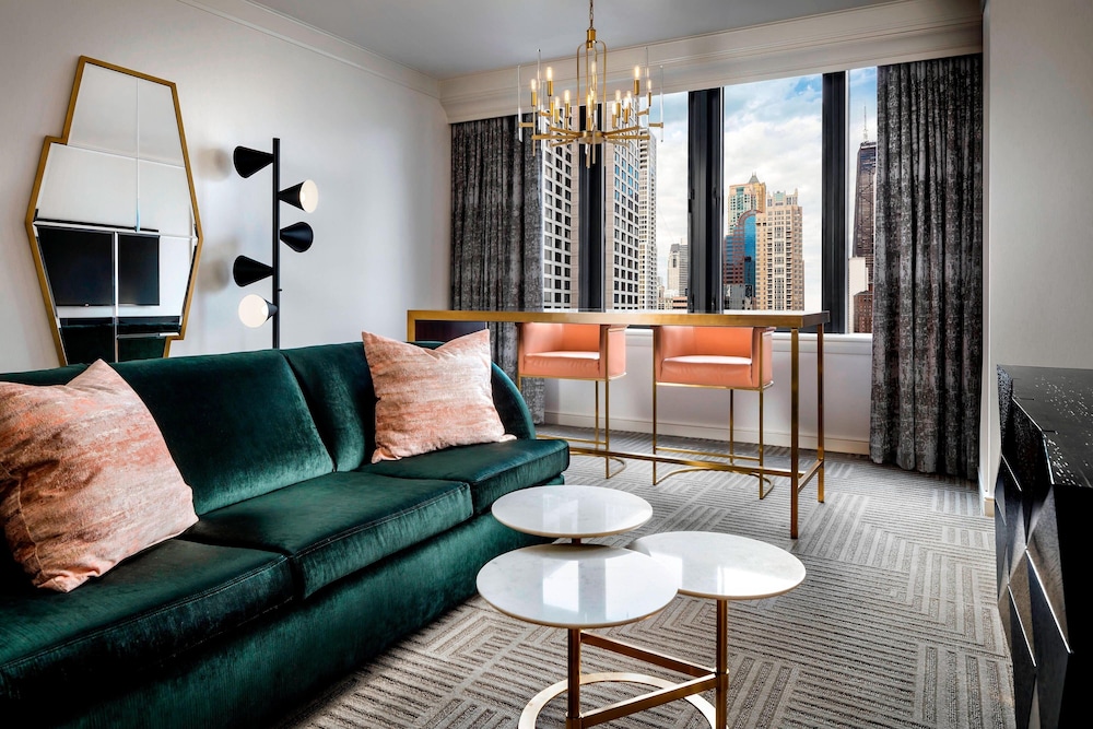 Superior Suite, 1 King Bed with Sofa bed thumbnail 6